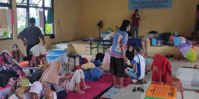 Korban Banjir Bidara Cina Disebar ke Lima Titik Pengungsian