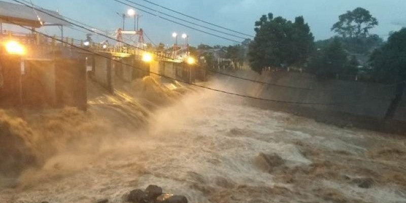 Debit Sungai Ciliwung Siaga 2, Air Sudah Sampai Depok 