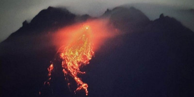 Jaga Jarak Aman, Semburan Lava Pijar Gunung Merapi Tembus 1000 Meter