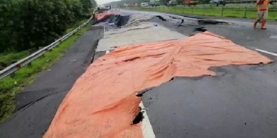 Jalur Tol Cipali KM 122 Ambles, Kendaraan Arah Jakarta Tak Bisa Melintas