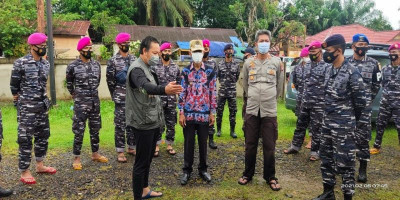 Prajurit Yonmarhanlan XII Fasilitasi Pejabat Daerah Kabupaten Bengkayan Tinjau Lokasi Banjir 