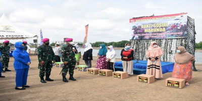 Bagikan Sembako Ke Masyarakat Jadi Salah Satu Rangkaian Peringatan Hut Ke-17 Pasmar 1