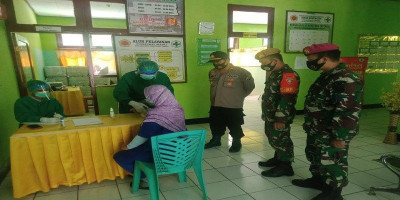 Prajurit Yonmarhanlan VII pantau vaksinasi tenaga kesehatan Puskesmas Oepoli