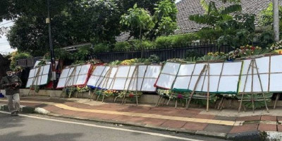 Lihat, Puluhan Karangan Bunga Terbalik Penuhi Rumah Moeldoko  