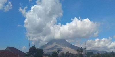 Sinabung Luncurkan Awan Panas Sejauh Satu Kilometer