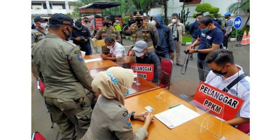 Pemburu Pelanggar PPKM Tangkap Pengendara Moge yang Terobos Ganjil Genap