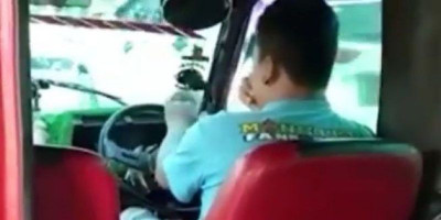 Sopir Angkot Nyetir Sambil Mabuk Lem, Pak Tolong Ditindak