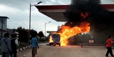 Mobil Angkutan Terbakar di SPBU, Seorang Anak Tewas
