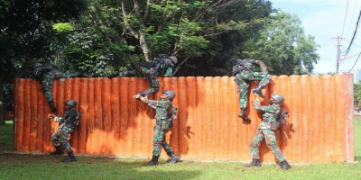 Tingkatkan Kemampuan Dasar Perorangan, Prajurit Yon Howitzer 1 Marinir Berlatih Halang Rintang