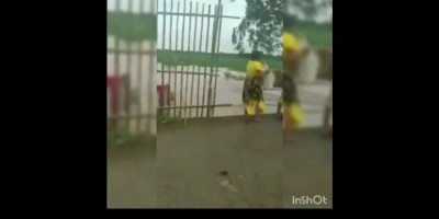 Tak Peduli Ditegur, Wanita Ini Asyik Buang 2 Karung Sampah ke Sungai