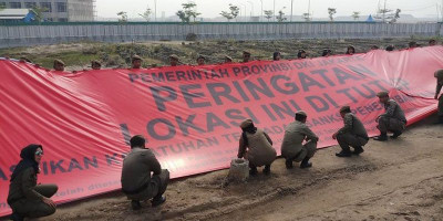 Warga Berkerumun, Satpol PP Segel Pantai Reklamasi PIK