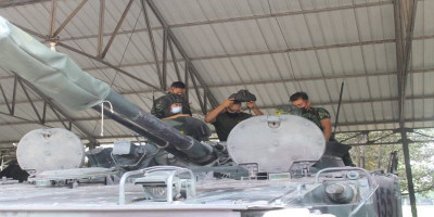 Prajurit Batalyon Tank Amfibi 1 Marinir Terima Pelajaran Alat Komunikasi Tank Bmp-3f 