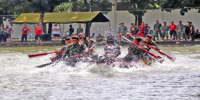 Prajurit Batalyon Infanteri 3 Brigif 2 Mar Pasmar 2 Adu Kecepatan Mendayung Perahu Karet