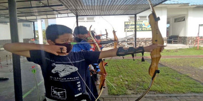 Fokuskan Kemampuan Membidik Sasaran, Atlet Panahan Yonif 1 Brigif 2 Mar Pasmar 2 Berlatih Memanah