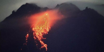 Gunung Merapi Muntahkan 12 Kali Guguran Lava Pijar Berjarak 1,5 Kilometer