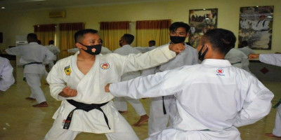 Pertajam Kemampuan Beladiri, Yonif 2 Marinir Laksanakan Latihan Karate