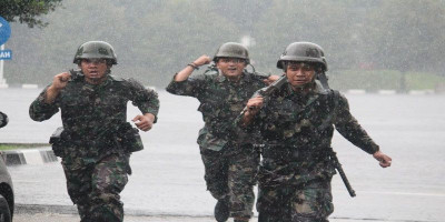 Hujan Deras Tidak Menyurutkan Semangat Prajurit 