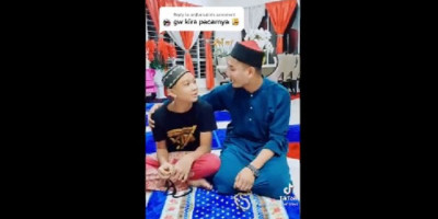 Viral, Dua Remaja Laki-laki Berciuman Bibir di Atas Sajadah dan Memegang Tasbih