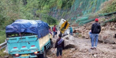 Jalan Penghubung Cianjur-Bandung Tertutup Longsor, Kendaraan Lewat Bergantian  