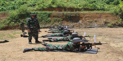 Prajurit Menkav 3 Pasmar 3 Tingkatkan Naluri Tempur Dengan Berlatih Menembak
