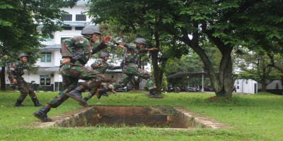Halang Rintang Menjadi Menu Latihan Prajurit Batalyon Infanteri 6 Marinir 