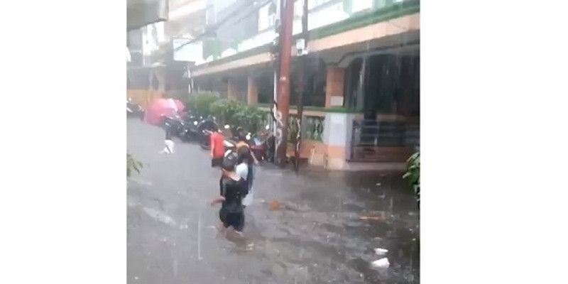 Banjir Rendam Kantor Kelurahan Tegal Parang