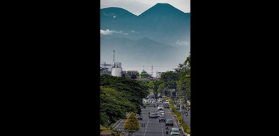 Dituding Foto Berlatar Gunung Pangrango Tempelan, Ini Penjelasan Ari Wibisono
