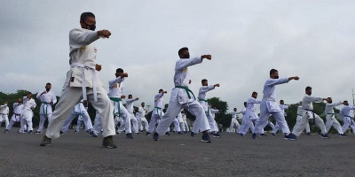 Menbanpur 2 Mar Pasmar 2 Latih Karate Tingkatkan Imun Dan Tingkatkan Kemampuan Jaga NKRI