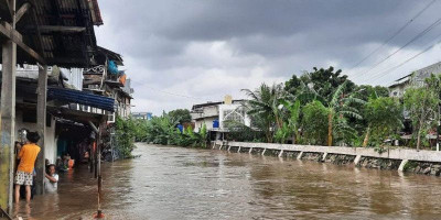 Dikepung Banjir, Raja Dangdut Bertahan di Rumah