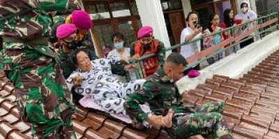 Prajurit Marinir TNI AL Evakuasi Warga