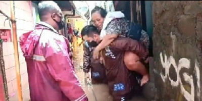 Evakuasi Korban Banjir, Digendong hingga Didorong Gerobak