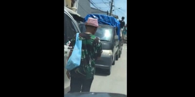Pria yang Diduga Pak Tarno Sedang Jalan Kaki Bikin Netizen Iba 