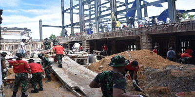 Bahu-Membahu Bersama Warga, Prajurit Marinir TNI AL Kembali Lakukan Pengecoran Masjid Raya  Al-Akbar