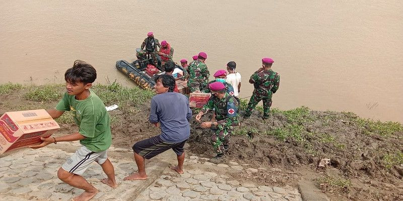 Satgas Banjir Marinir TNI AL Salurkan Bantuan Logistik dan Berikan Bantuan Kesehatan kepada Korban Banjir Bekasi 
