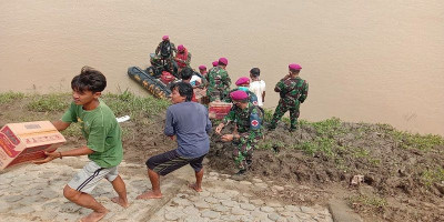 Satgas Banjir Marinir TNI AL Salurkan Bantuan Logistik dan Berikan Bantuan Kesehatan kepada Korban Banjir Bekasi 