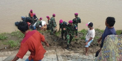 Satgas Marinir Respon Warga Minta Batuan Kesehatan