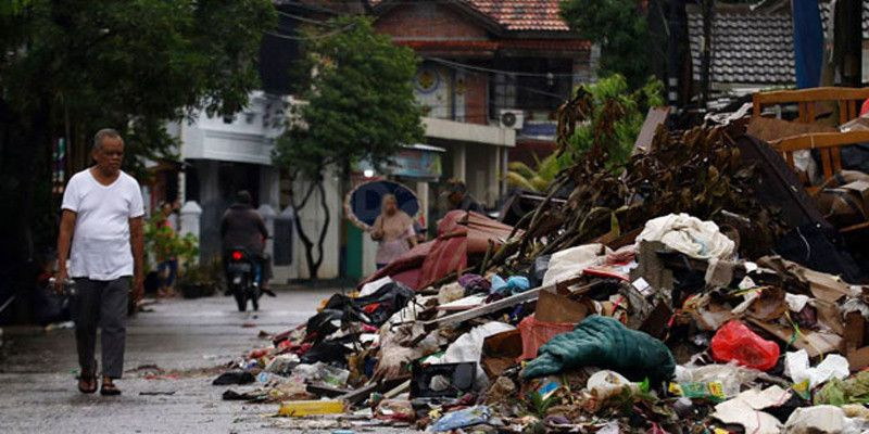 Sampah Sisa Banjir di Kota Bekasi Mencapai 2000 Ton