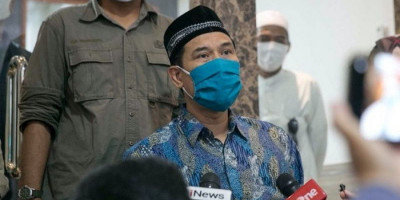 Kerumunan Massa Sambut Jokowi di Maumere, Munarman Tantang Polisi Berlaku Adil Seperti yang Dialami Rizieq