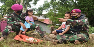Marinir TNI AL Hibur Anak-Anak Korban Banjir