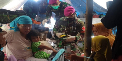 Satgas Marinir TNI AL Respon Warga yang Minta Batuan Kesehatan