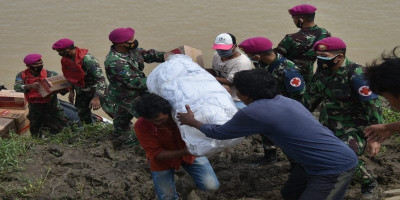 Hari ke 4 Bencana Banjir  Marinir TNI AL Distribusikan Sembako