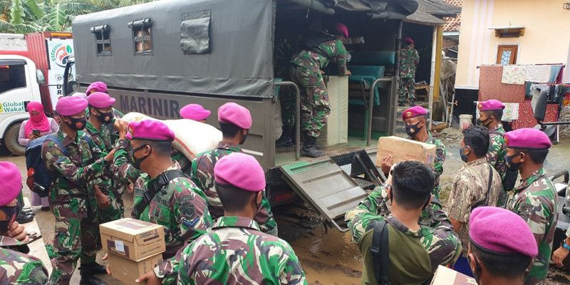 Lewat Dua Jalur, Marinir Terus Distribusikan Bantuan ke Korban Banjir di Bekasi  