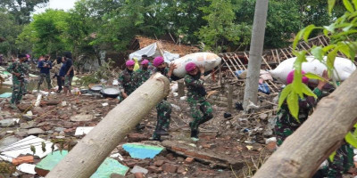 Prajurit Marinir Bantu Pindahkan Harta Benda Korban Banjir yang Tersisa