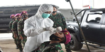 5 Hari Bantu Korban Banjir Prajurit Marinir Laksanakan Swab