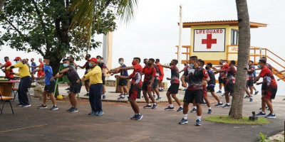 Prajurit Batalyon Arhanud 1 Mar Berolahraga Gembira di Pantai Karnaval Ancol