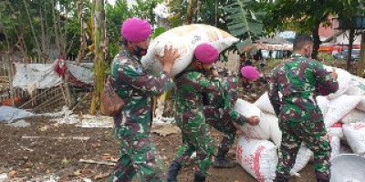 Prajurit Marinir Bantu Pindahkan Harta Benda Korban Banjir Yang Tersisa