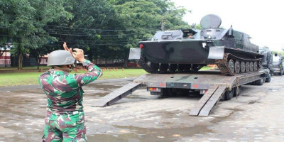 Yonranratfib 1 Marinir Laksanakan Latihan Naik Turun Ranpur di atas Opleger