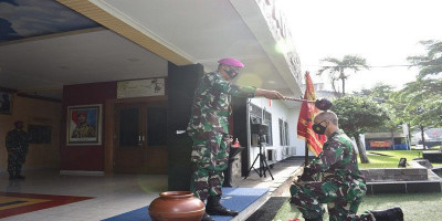 Danyonif 2 Marinir Pimpin Tradisi Penerimaan Perwira Baru