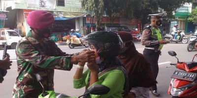 Meningkatkan Kesadaran Protokol Kesehatan, Prajurit Yon Zeni 2 Mar Pasmar 2 Gelar Operasi Yustisi