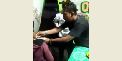 Pria Mabuk Pukul dan Injak ODGJ, Dapat Karma Dipukul Balik Orang